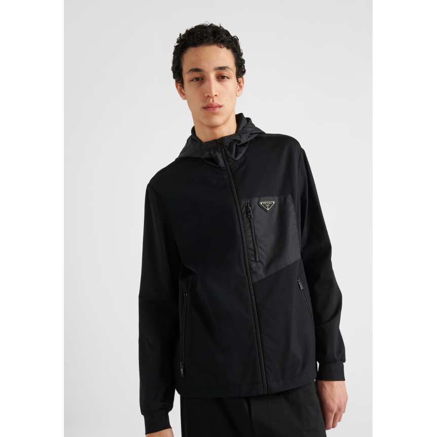 Cardigan zippé à capuche PRADA coton noir poche poitrine nylon logo triangle métal émail