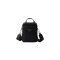 Sac vertical porté épaule en Re-Nylon et cuir Saffiano noir bandoulière