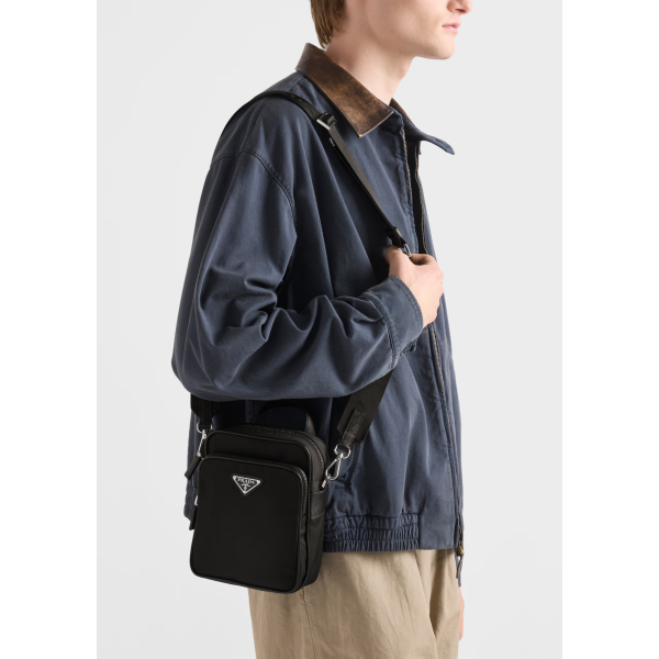 Sac vertical porté épaule PRADA en Re-Nylon et cuir Saffiano noir bandoulière