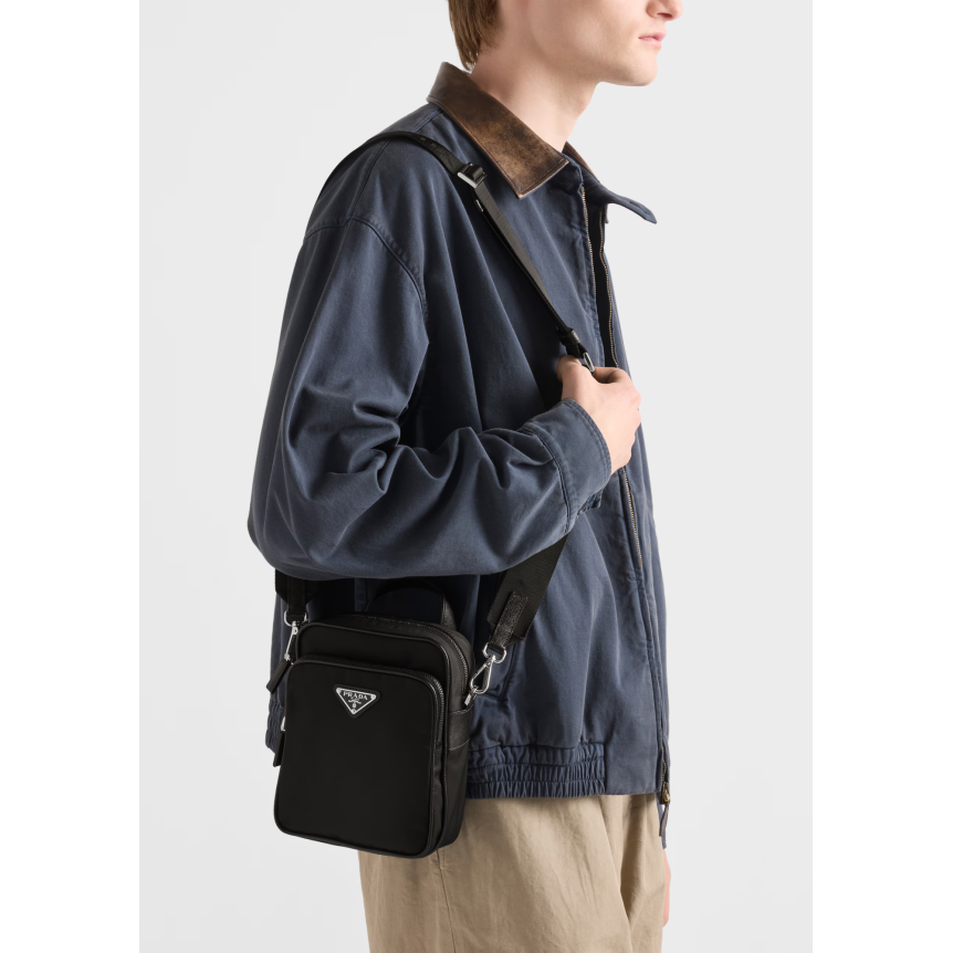 Sac vertical porté épaule PRADA en Re-Nylon et cuir Saffiano noir bandoulière