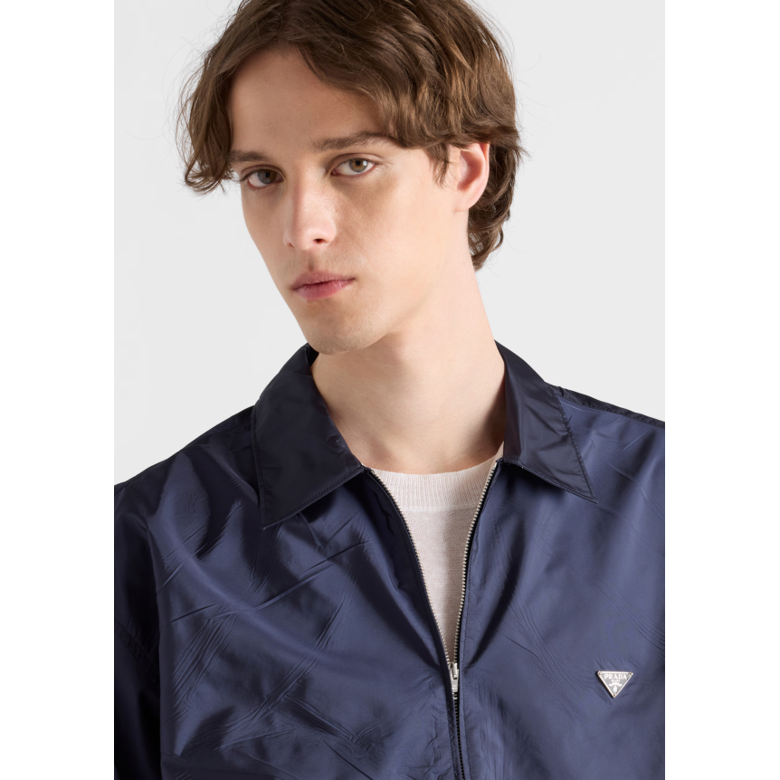 PRADA Blouson col chemise ample zippée en nylon Re bleu marine logo triangle métal émail