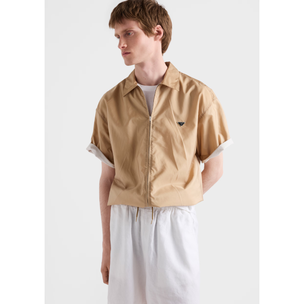 Chemise zippée manche courte PRADA en nylon Re camel logo triangle métal émail