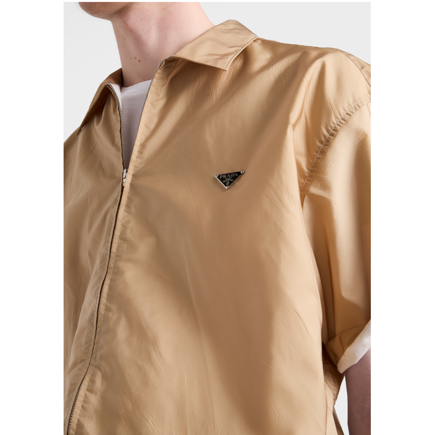 Chemise zippée manche courte PRADA en nylon Re camel logo triangle métal émail