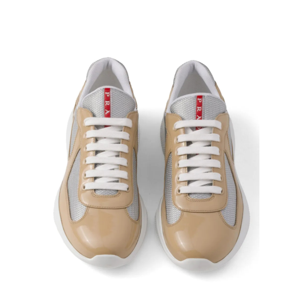 Sneaker PRADA America’s Cup en cuir verni beige et tissu technique argent