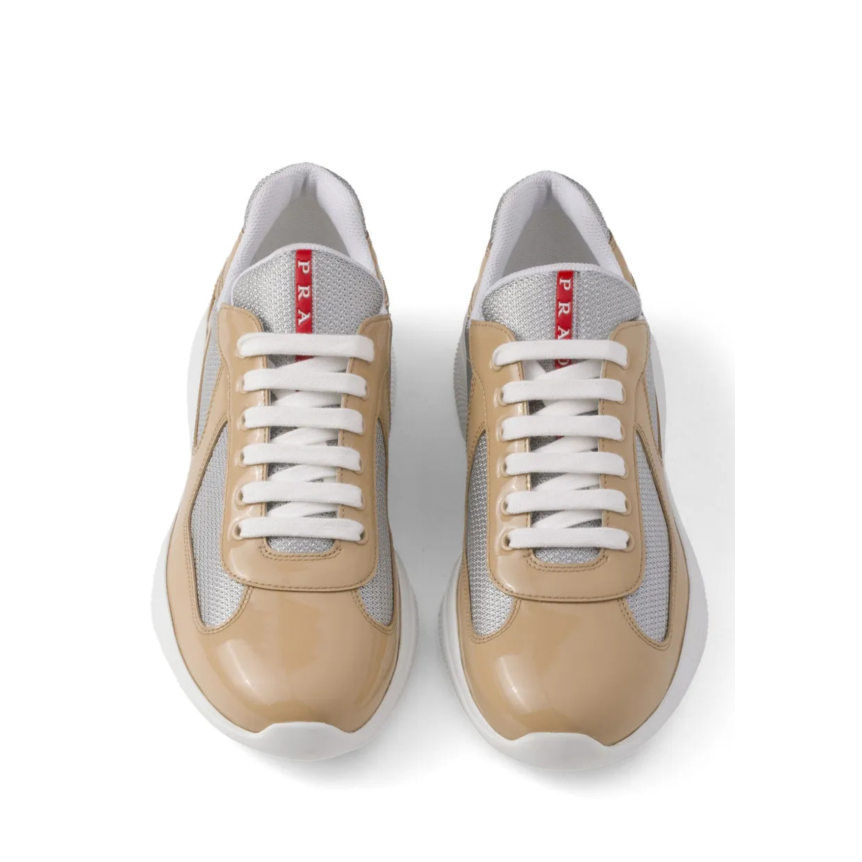 Sneaker PRADA America’s Cup en cuir verni beige et tissu technique argent