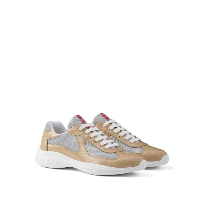 Sneaker PRADA America’s Cup en cuir verni beige et tissu technique argent