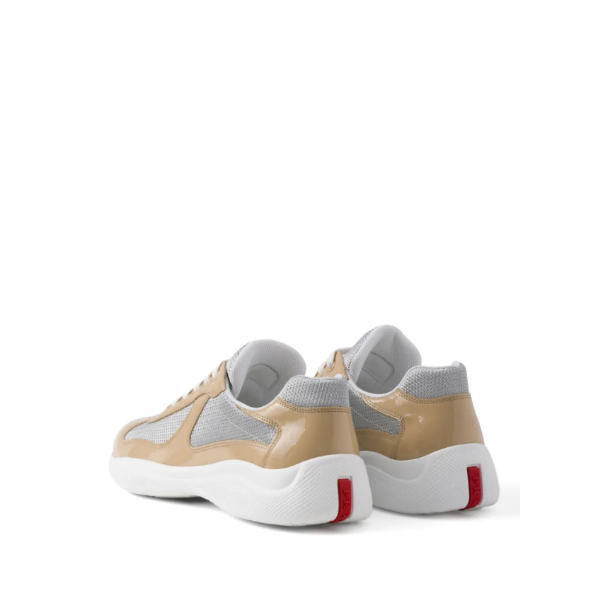 Sneaker PRADA America’s Cup en cuir verni beige et tissu technique argent