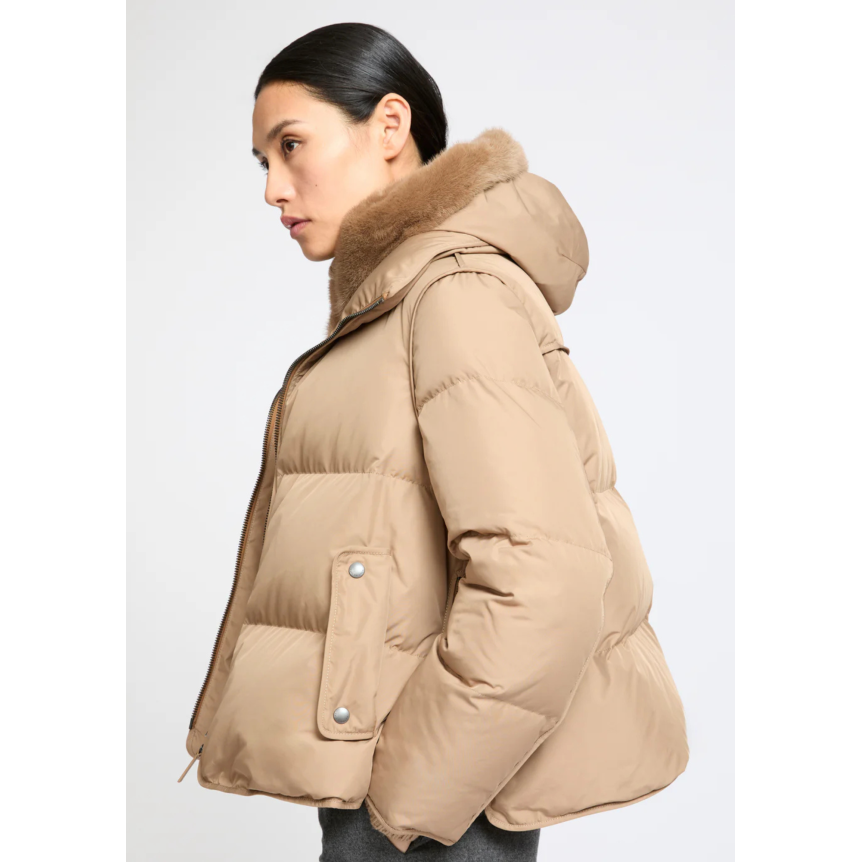 Doudoune YVES SALOMON "A" line iconique avec plastron et capuche fourrure de vison beige