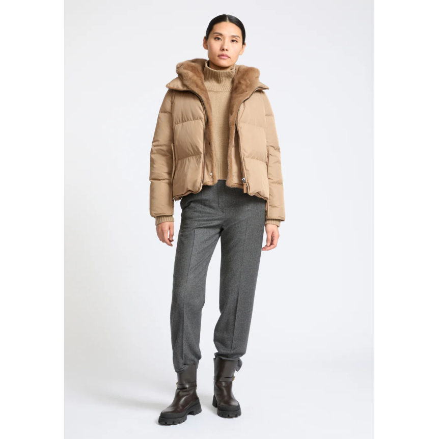 Doudoune YVES SALOMON "A" line iconique avec plastron et capuche fourrure de vison beige