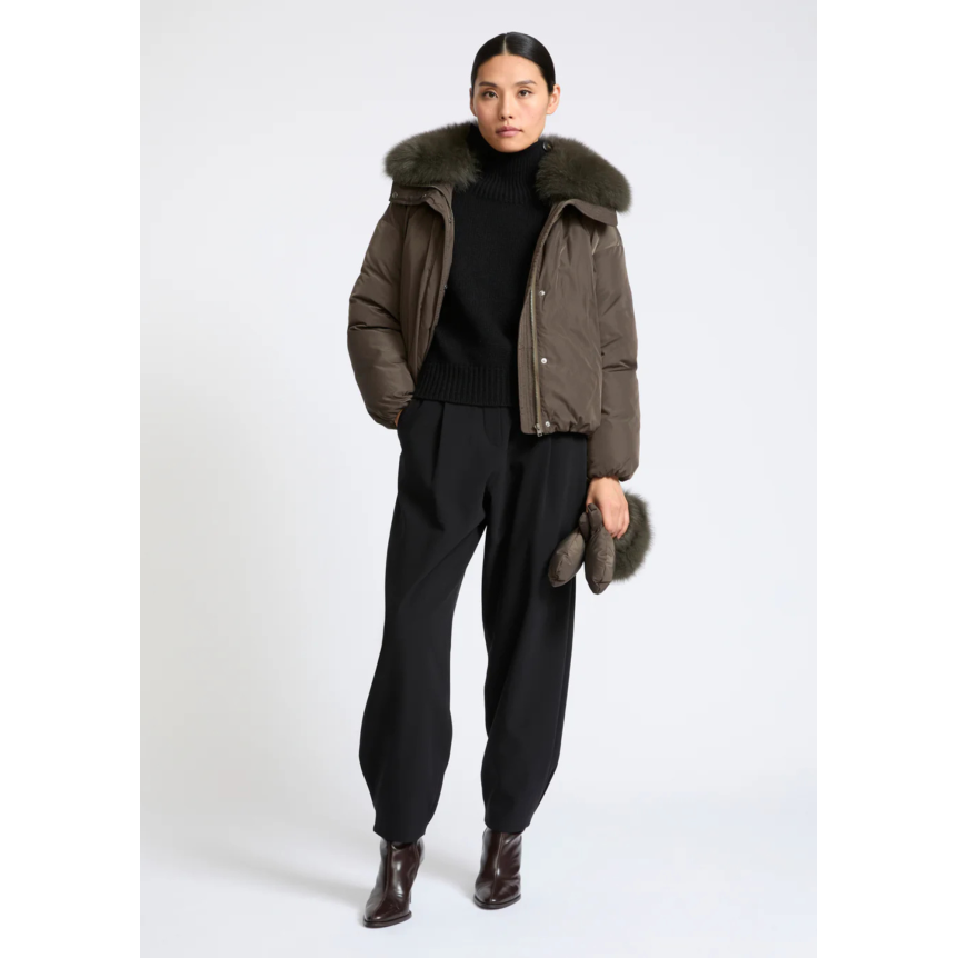 Doudoune courte YVES SALOMON en tissu technique nylon gris kaki col amovible en fourrure de renard moufles
