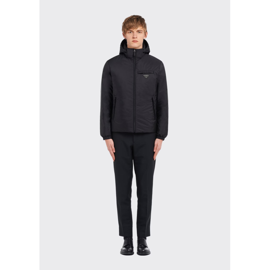 Doudoune à capuche PRADA Re nylon noir poche poitrine logo métal