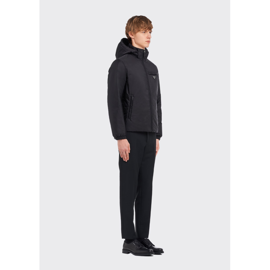 Doudoune à capuche PRADA Re nylon noir poche poitrine logo métal
