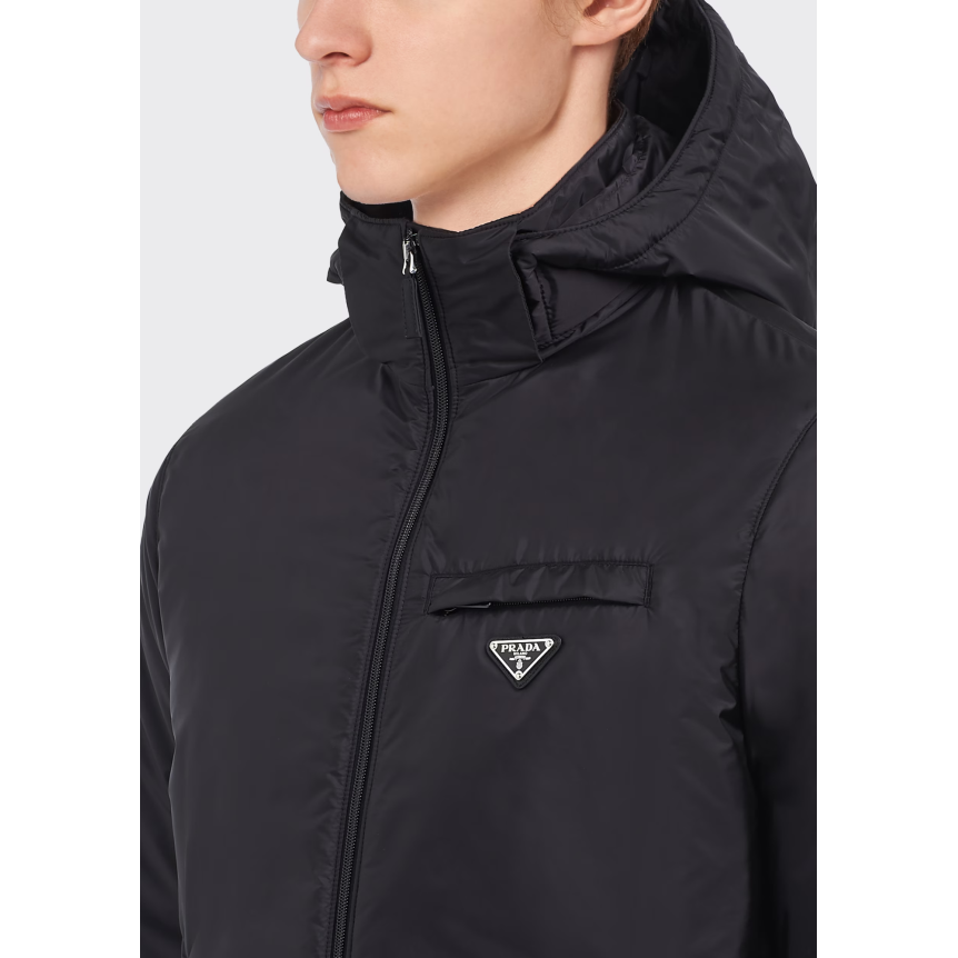 Doudoune à capuche PRADA Re nylon noir poche poitrine logo métal