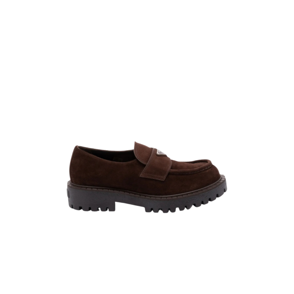 Mocassins PRADA Penny daim marron semelle crantée logo triangle métal