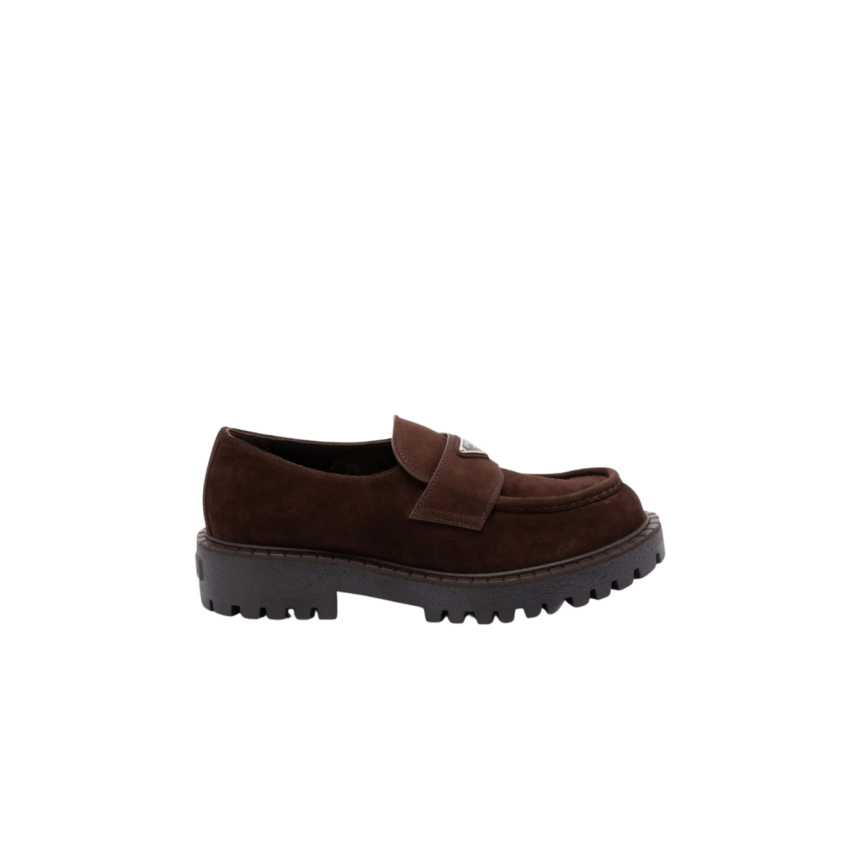 Mocassins PRADA Penny daim marron semelle crantée logo triangle métal