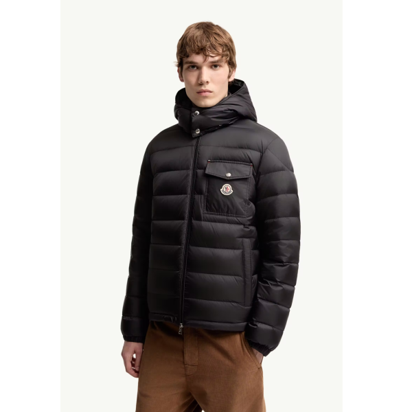 Doudoune courte à capuche MONCLER Verith nylon noir poche poitrine
