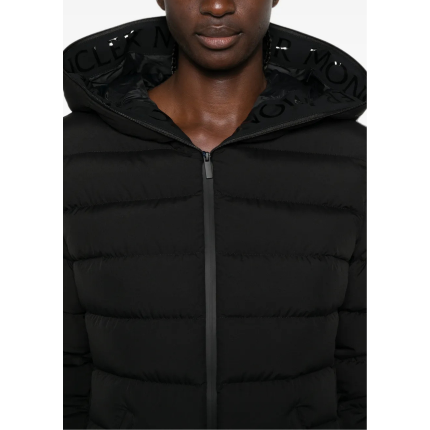 Doudoune fine à capuche MONCLER Herbes nylon noir mat col logo brillant
