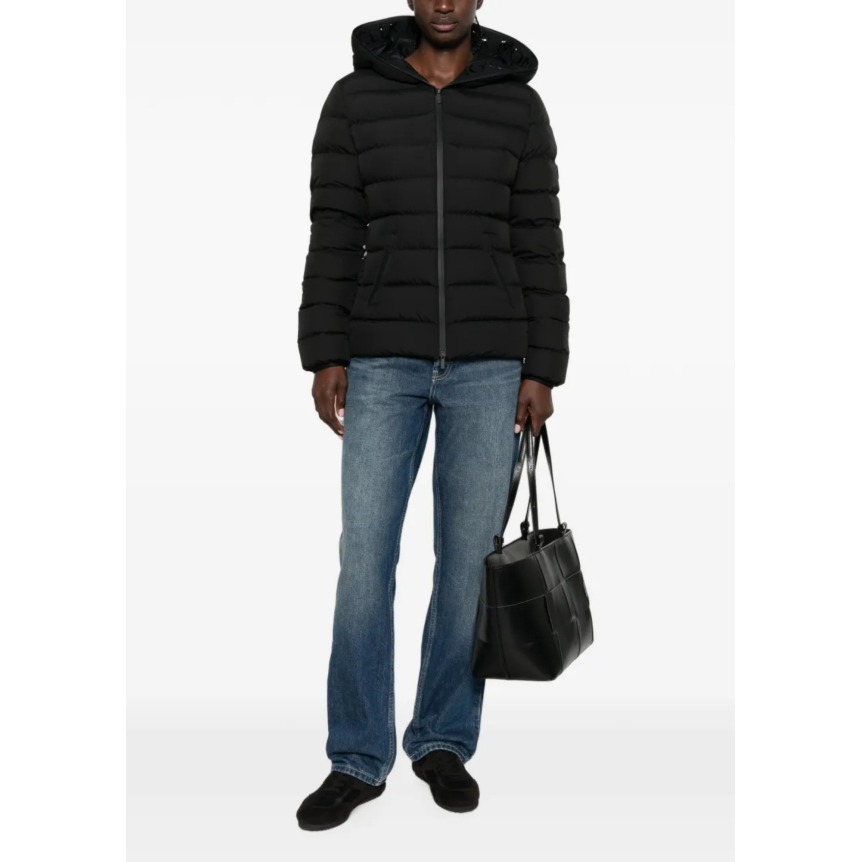 Doudoune fine à capuche MONCLER Herbes nylon noir mat col logo brillant