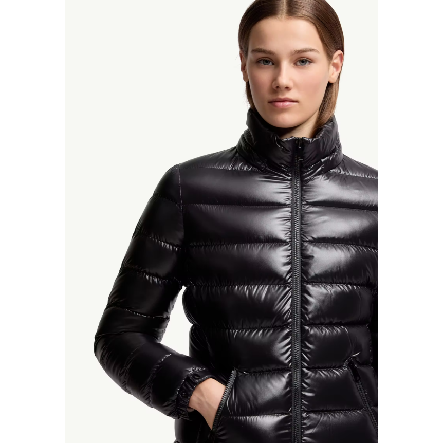 Doudoune courte à capuche MONCLER Bady nylon brillant noir matelassé boudin