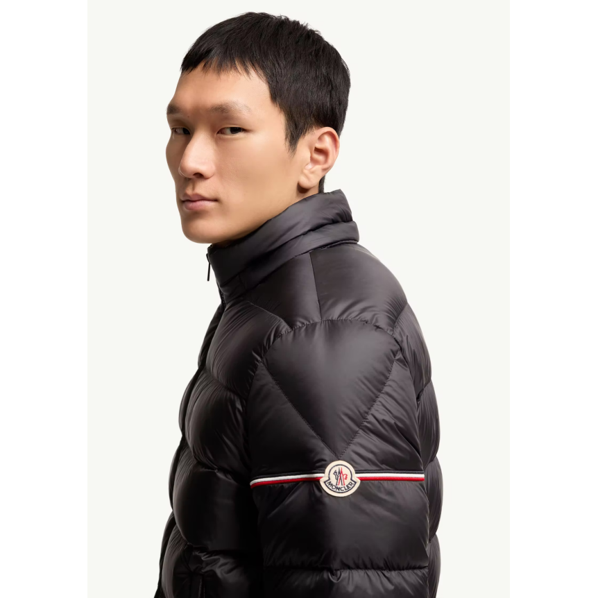 Doudoune courte à capuche MONCLER Ravenlock nylon mat noir bande manche tricolore
