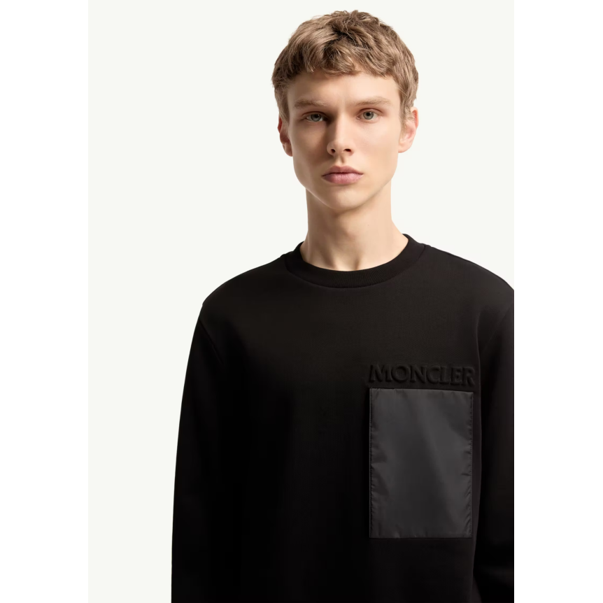 Sweat shirt col rond MONCLER en en molleton de coton noir poche poitrine nylon logo embossé