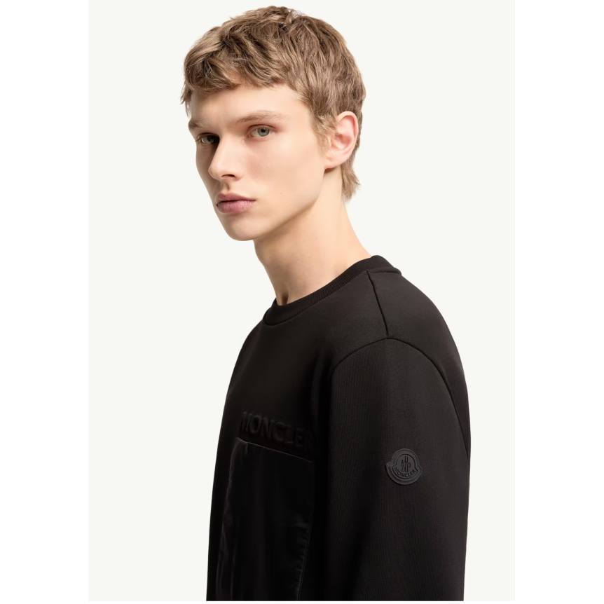 Sweat shirt col rond MONCLER en en molleton de coton noir poche poitrine nylon logo embossé