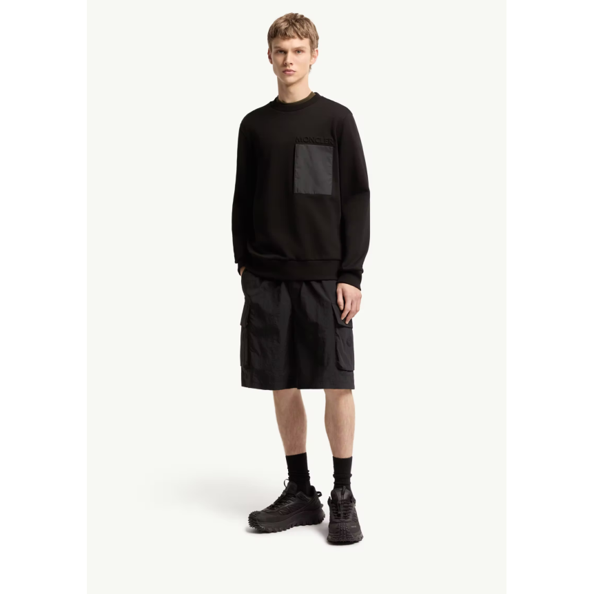 Sweat shirt col rond MONCLER en en molleton de coton noir poche poitrine nylon logo embossé