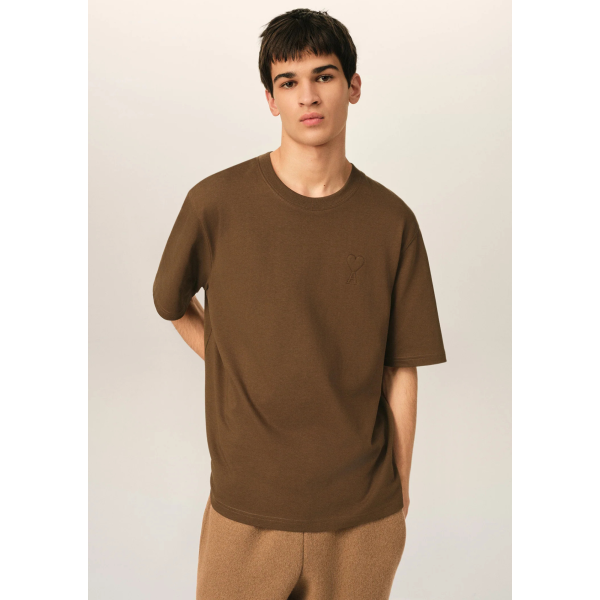 T-shirt AMI Paris col rond jersey de coton épais marron gros cœur embossé marron