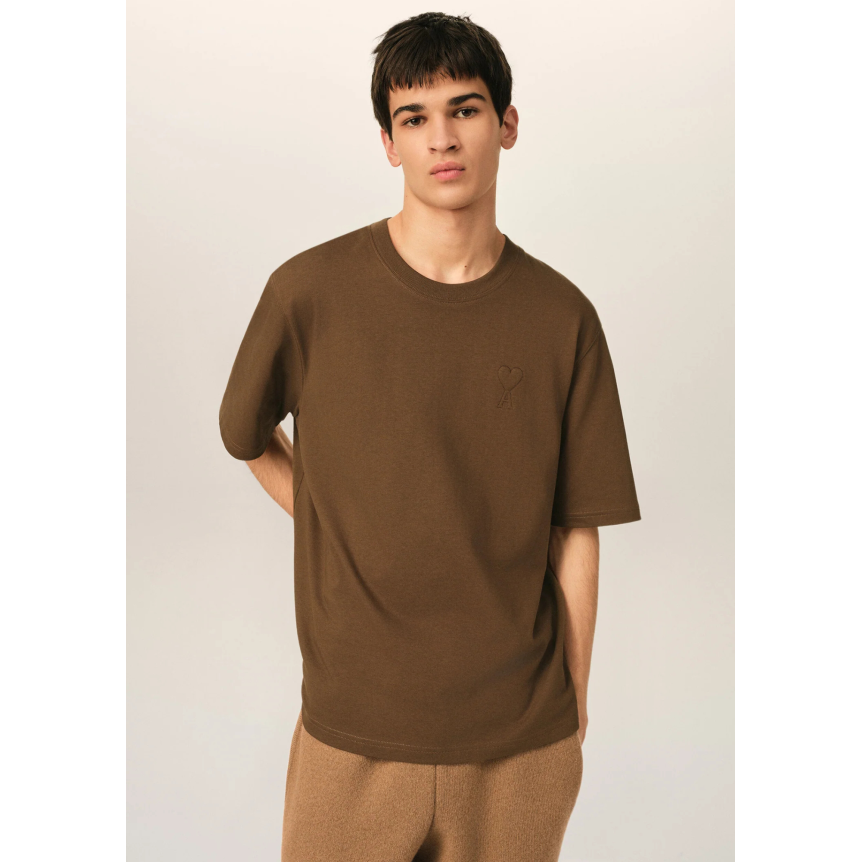 T-shirt AMI Paris col rond jersey de coton épais marron gros cœur embossé marron