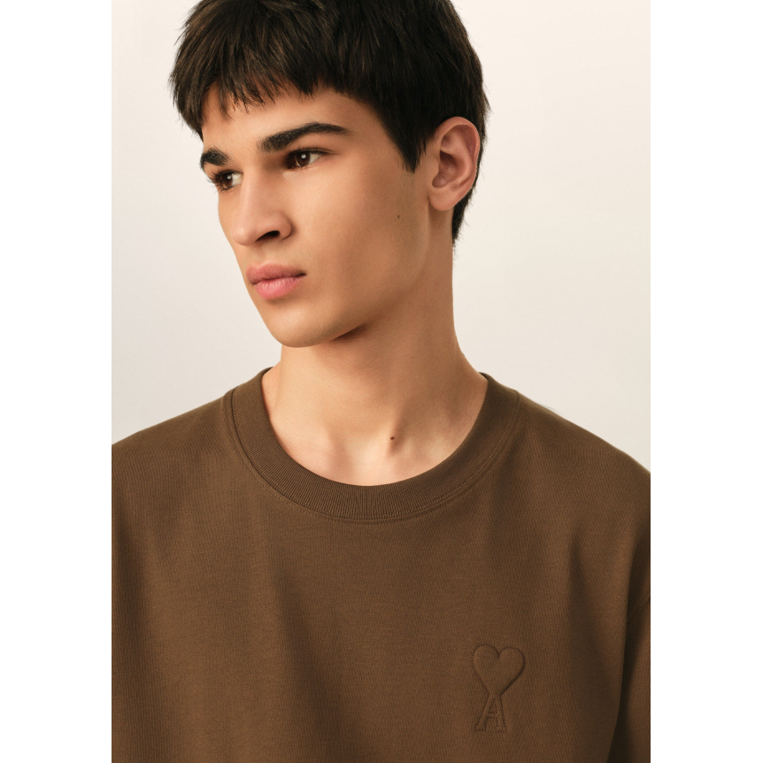 T-shirt AMI Paris col rond jersey de coton épais marron gros cœur embossé marron