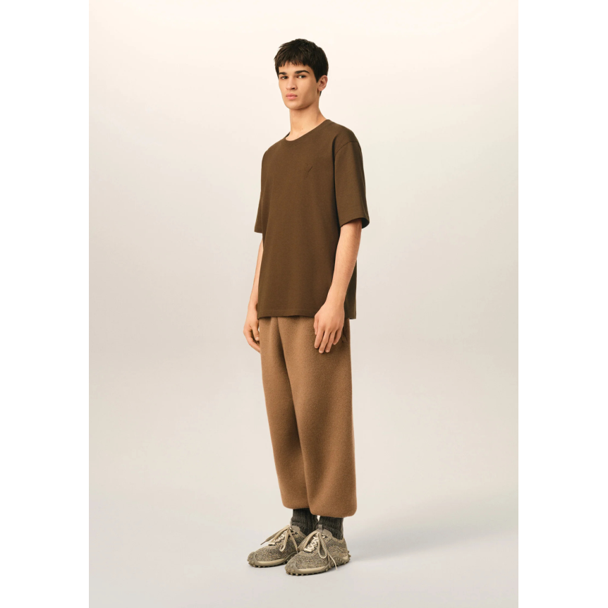 T-shirt AMI Paris col rond jersey de coton épais marron gros cœur embossé marron