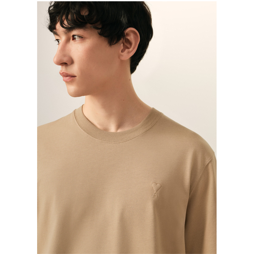 T-shirt col rond coton AMI Paris beige logo coeur embossé beige