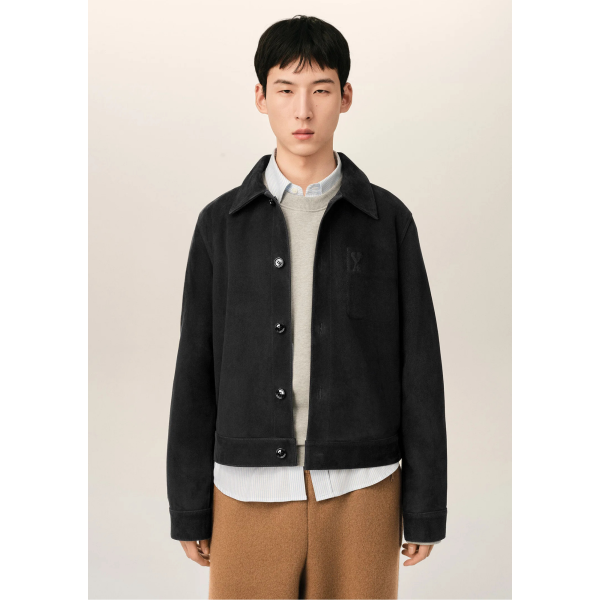 Veste à boutons AMI Paris cuir de chêvre suédée noir poche poitrine cœur embossé