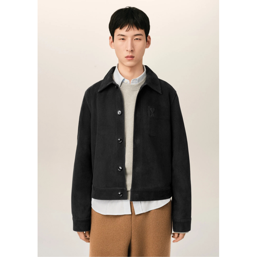 Veste à boutons AMI Paris cuir de chêvre suédée noir poche poitrine cœur embossé