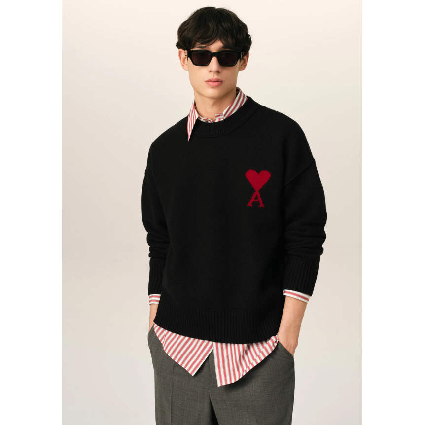 Pull col rond AMI Paris laine noir gros cœur rouge