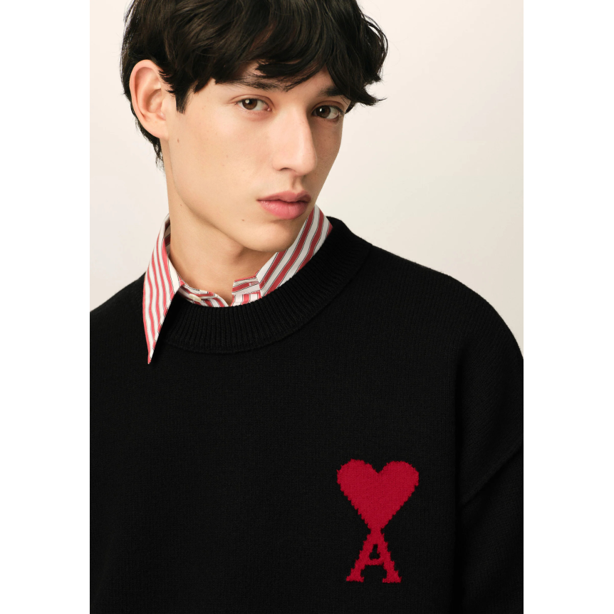 Pull col rond AMI Paris laine noir gros cœur rouge