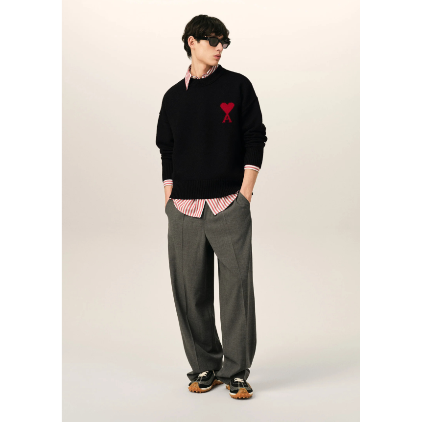 Pull col rond AMI Paris laine noir gros cœur rouge