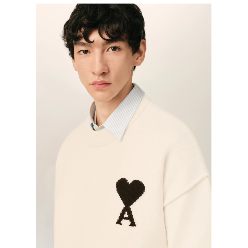 Pull col rond AMI Paris laine écru gros cœur noir