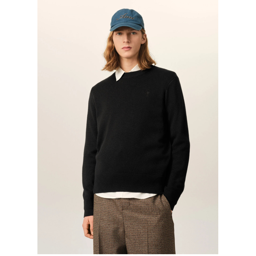 Pull col rond AMI Paris en maille laine mérinos noir broderie cœur noir
