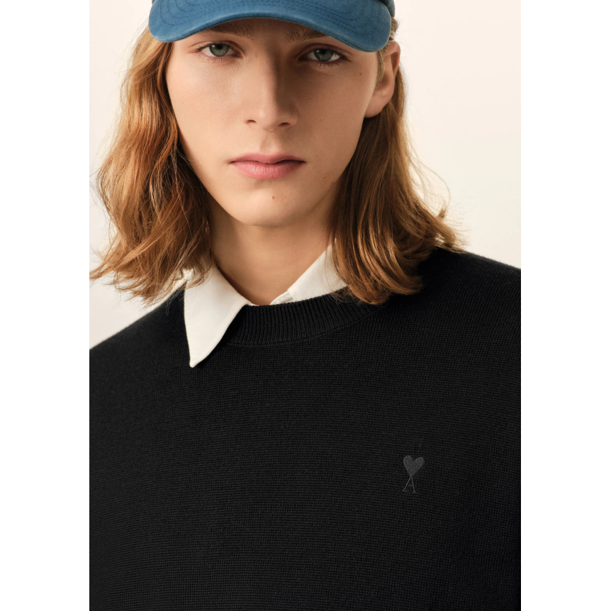 Pull col rond AMI Paris en maille laine mérinos noir broderie cœur noir