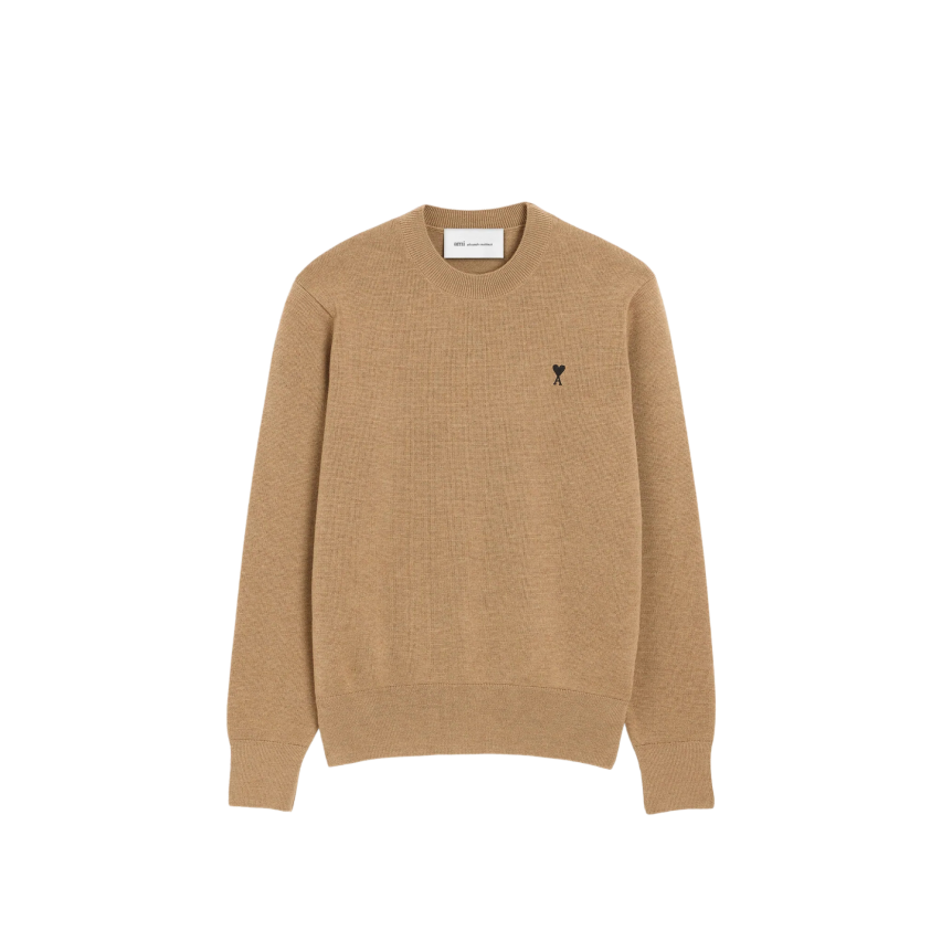 Pull col rond AMI Paris en maille laine mérinos camel broderie cœur noir