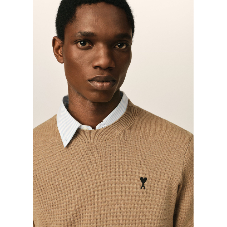 Pull col rond AMI Paris en maille laine mérinos camel broderie cœur noir