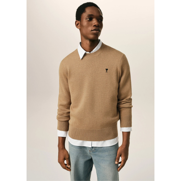 Pull col rond AMI Paris en maille laine mérinos camel broderie cœur noir