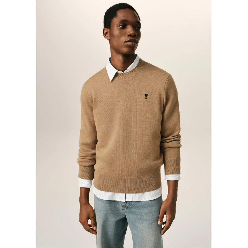 Pull col rond AMI Paris en maille laine mérinos camel broderie cœur noir