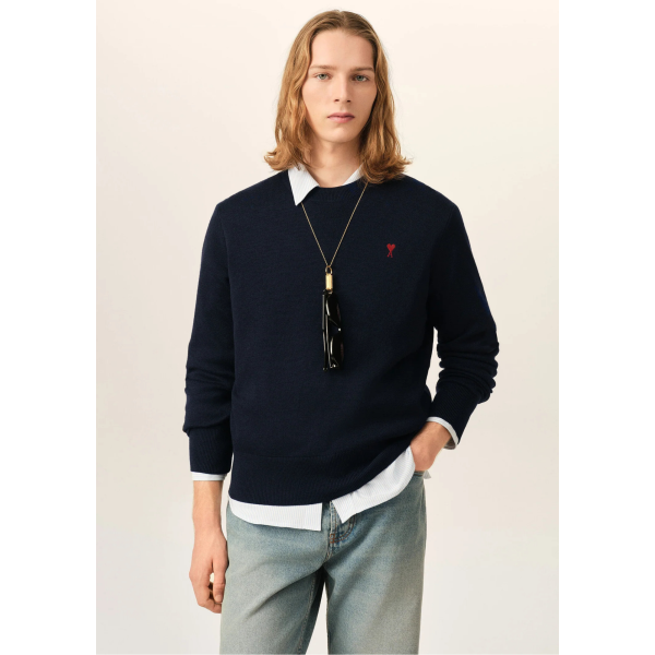 Pull col rond AMI Paris en maille laine mérinos bleu marine broderie cœur rouge
