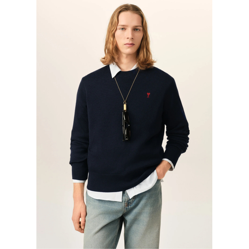 Pull col rond AMI Paris en maille laine mérinos bleu marine broderie cœur rouge
