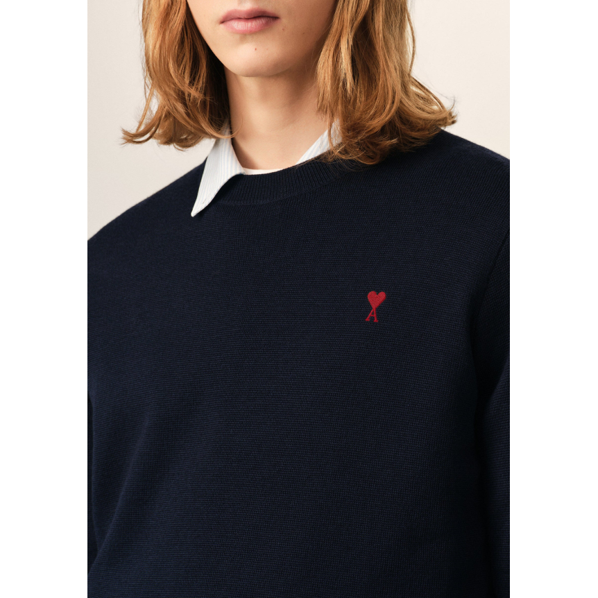 Pull col rond AMI Paris en maille laine mérinos bleu marine broderie cœur rouge