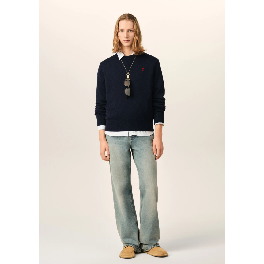 Pull col rond AMI Paris en maille laine mérinos bleu marine broderie cœur rouge