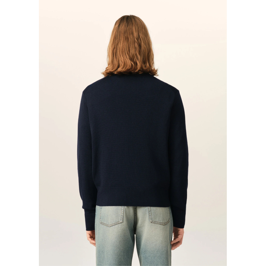 Pull col rond AMI Paris en maille laine mérinos bleu marine broderie cœur rouge
