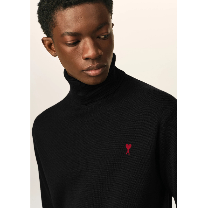 Pull col roulé AMI Paris en maille lainé mérinos noir broderie cœur rouge